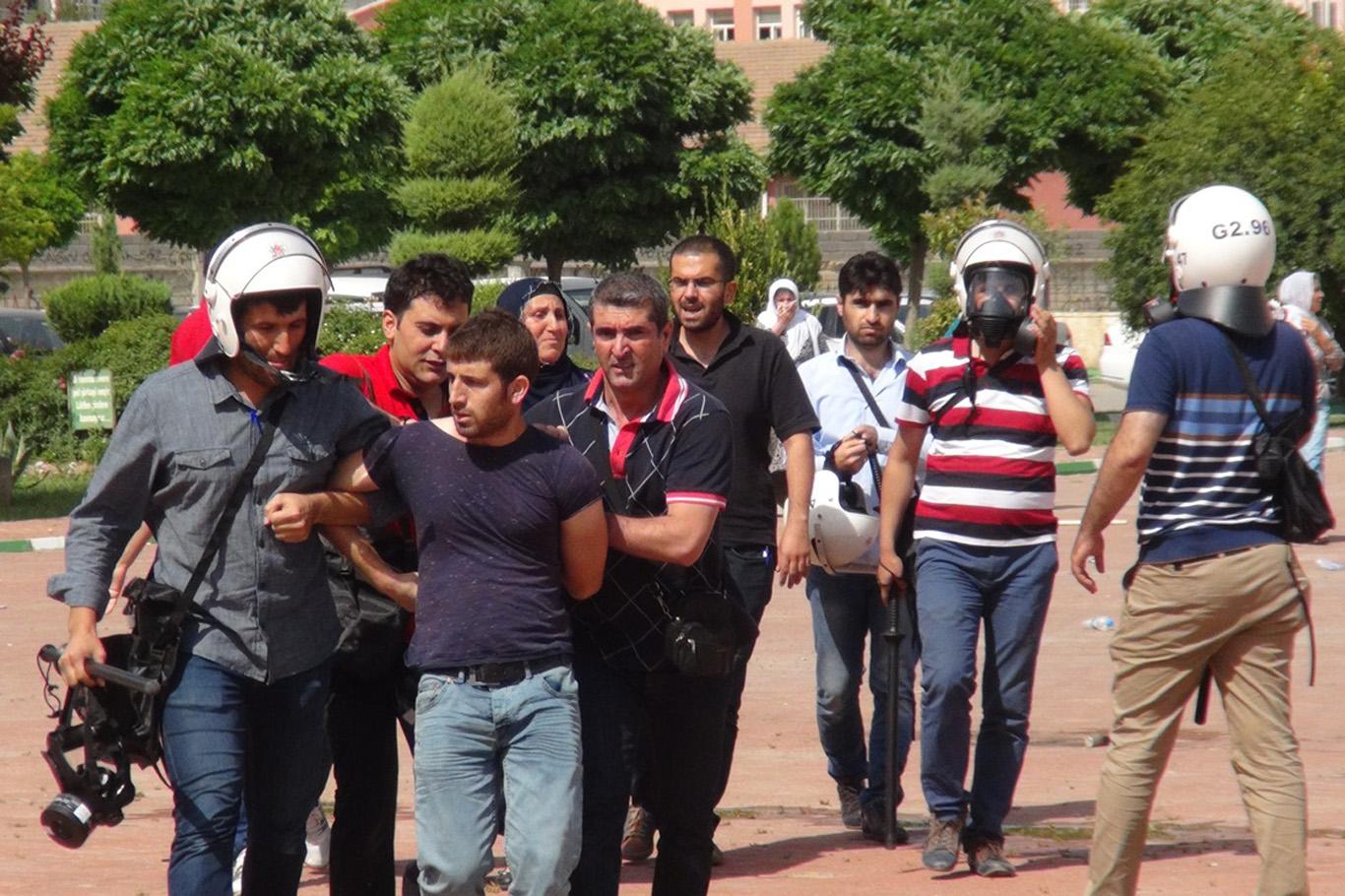 HDP mitinginde 30 gözaltı HDP mitinginde 30 gözaltı